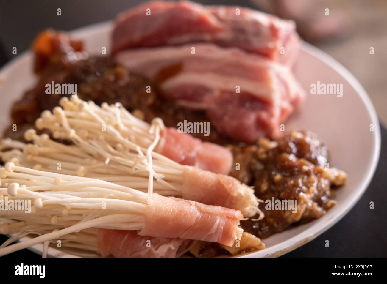 Boeuf, porc et bacon rares avec champignons dorés, préparés pour barbecue coréen Banque D'Images