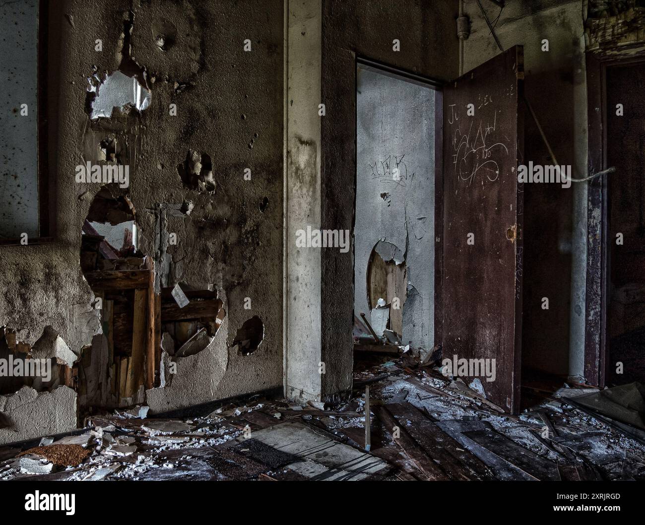 Des échos de l'histoire persistent dans les murs en ruine, les fenêtres brisées et les sols couverts de débris d'une base navale abandonnée à Vallejo, en Californie. Banque D'Images