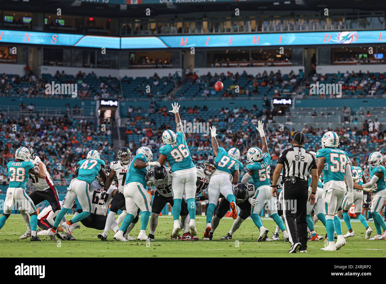 Miami Gardens, FL USA ; le PAT est bon après le Running back des Atlanta Falcons Carlos Washington Jr. (28) a marqué le premier touchdown lors d'un match de pré-saison de la NFL contre les Dolphins de Miami au Hard Rock Stadium le vendredi 9 août 2024. Les dauphins ont battu les Falcons 20-13. (Kim Hukari/image du sport) Banque D'Images