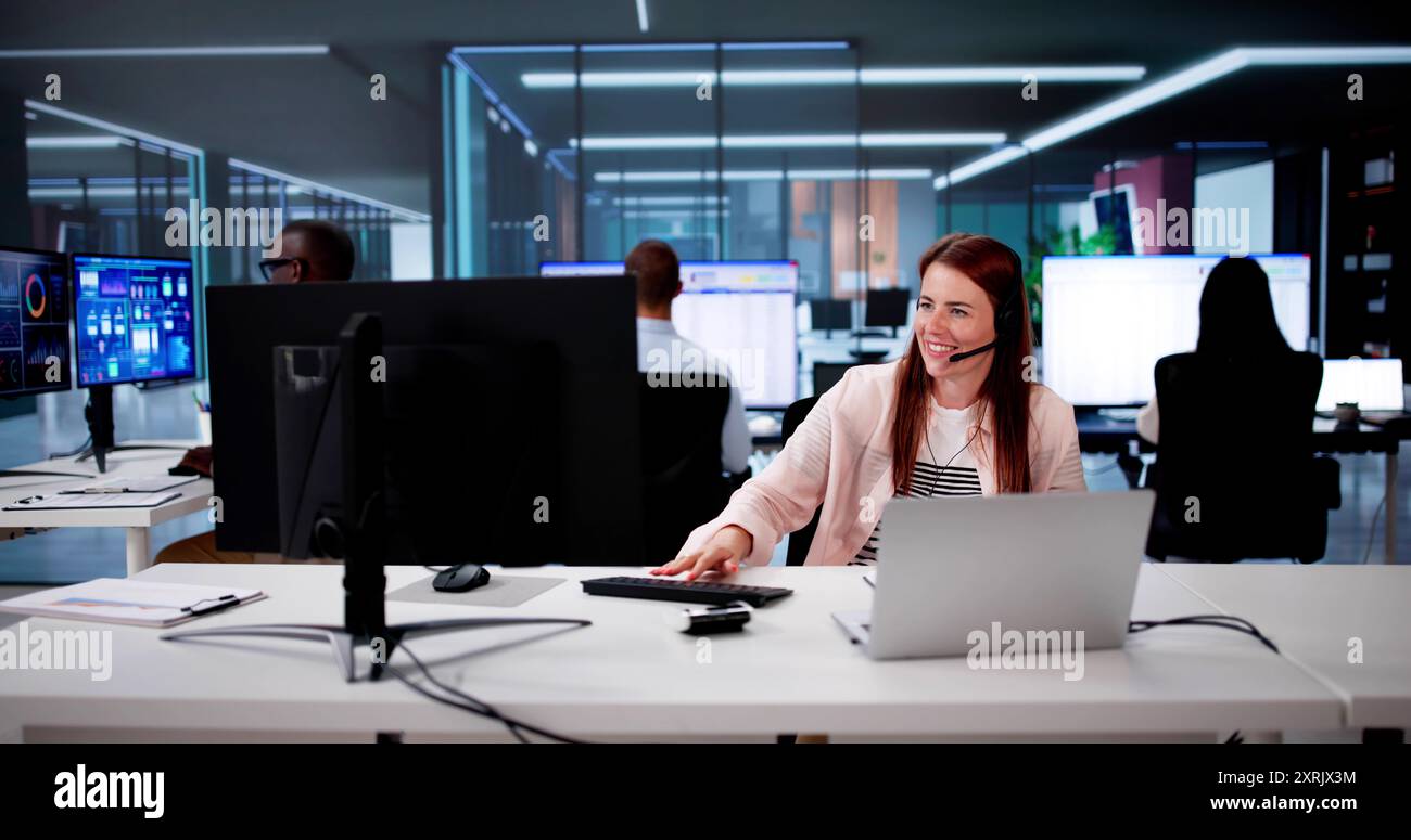 Centre d'appels Service à la clientèle agent de sexe féminin parlant Banque D'Images
