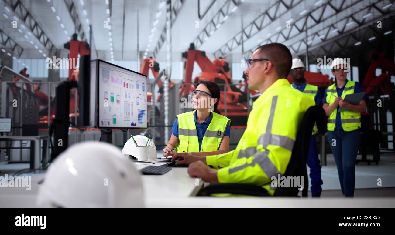 Hommes dans l'usine de voiture automobile utilisant le système SCADA Banque D'Images Hommes dans l'usine de voiture automobile utilisant le système SCADA Banque D'Images