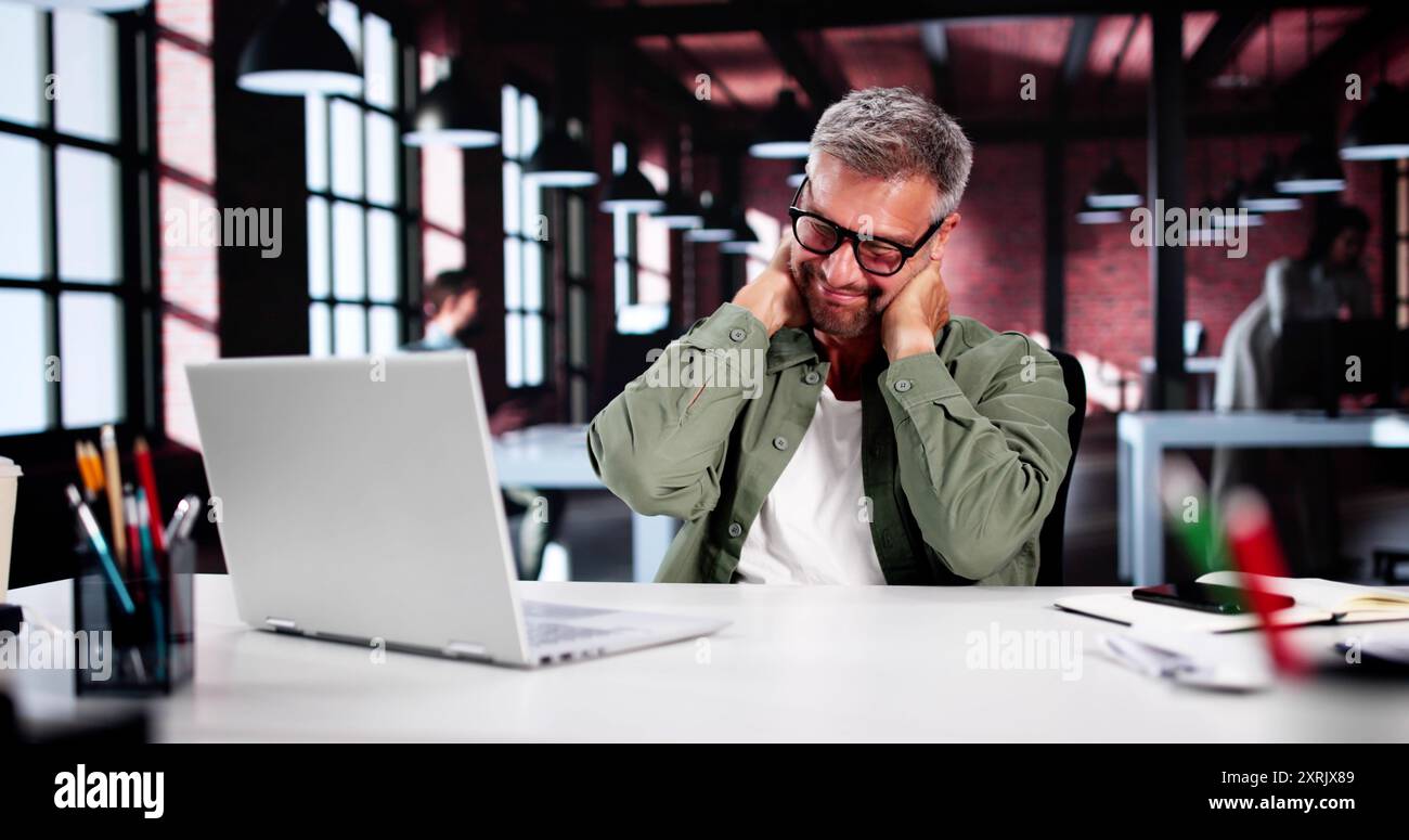 Douleurs au cou et stress. Mauvaise posture sur l'ordinateur dans Office Banque D'Images