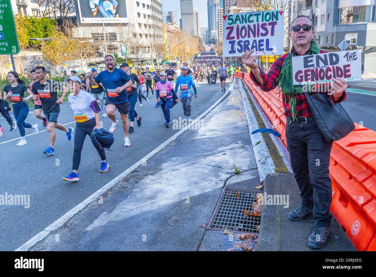 Sydney, Australie, 11 août 2024. Le marathon public annuel « City 2 Surf ». Photo : un manifestant pro-palestinien avec des pancartes tente de perturber le déroulement de la course. Crédit : Robert Wallace / Wallace Media Network / Alamy Live News Banque D'Images