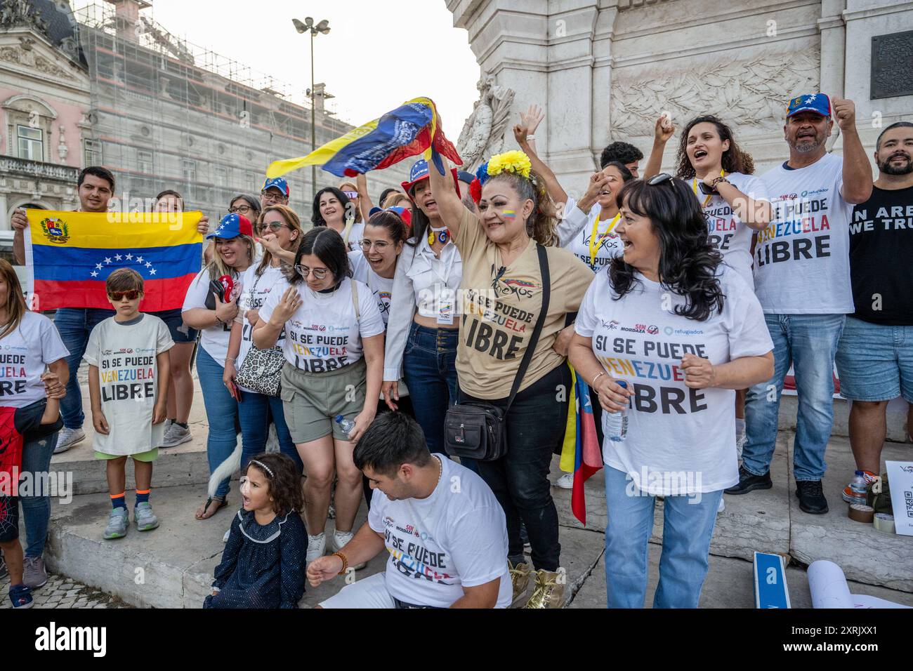 Lisbonne, Portugal. 10 août 2024. Les manifestants participent à un rassemblement sur la place Restauradores. Les Vénézuéliens à Lisbonne ont décidé de faire entendre leur voix pour protester contre les mesures arbitraires et répressives que le gouvernement a appliquées aux manifestants face à la controverse sur les dernières élections présidentielles où l'actuel président Nicolas Maduro Moros a remporté les élections. (Photo de Jorge Castellanos/SOPA images/SIPA USA) crédit : SIPA USA/Alamy Live News Banque D'Images