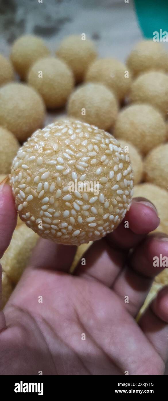 Onde-onde est une boulette de farine de riz gluant frit frit en Indonésie et des graines de sésame fourrées de haricots verts pelés. Banque D'Images