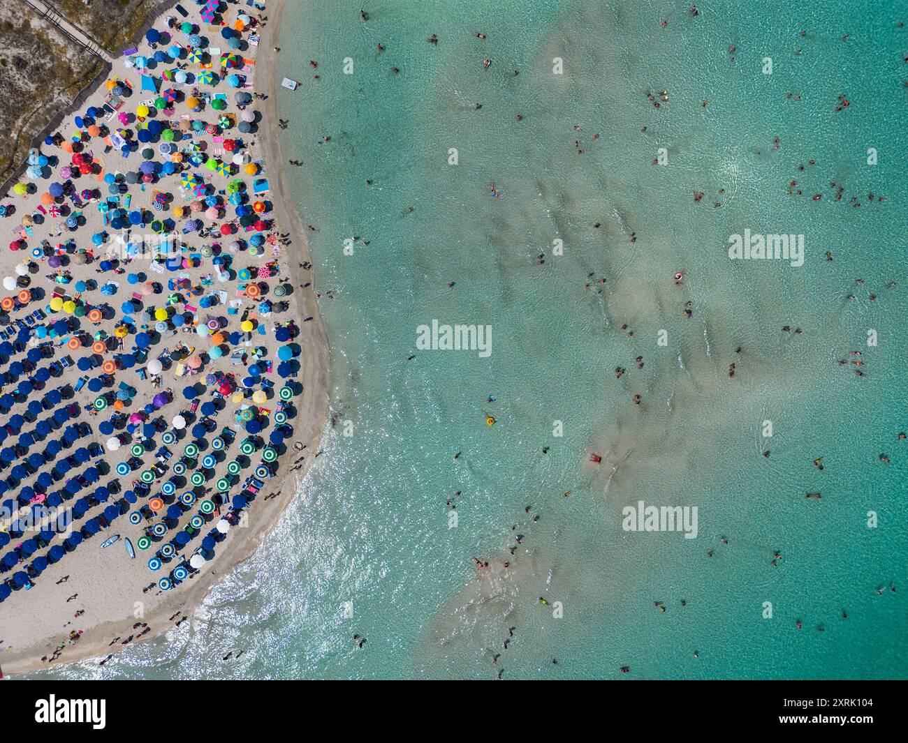 Vue de dessus d'une plage sur une côte italienne Banque D'Images