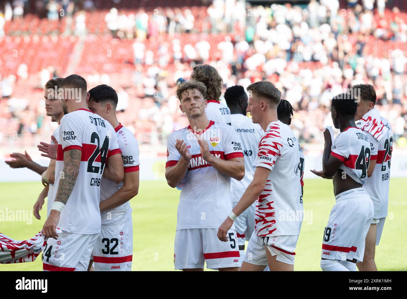 Nach Spielende Schlussjubel, freude BEI den Spielern des VfB Stuttgart bedanken sich BEI den fans. Yannik Keitel (VfB Stuttgart, #05) VfB Stuttgart v. Athletic Bilbao, Fussball, Herren, Testspiel, Freundschaftsspiel, saison 24/25, GER, 10.08.2024, LES RÈGLEMENTS DFL/DFB INTERDISENT TOUTE UTILISATION DE PHOTOGRAPHIES COMME SÉQUENCES D'IMAGES ET/OU QUASI-VIDÉO, Foto : Eibner-Pressefoto/Wolfgang Frank Banque D'Images