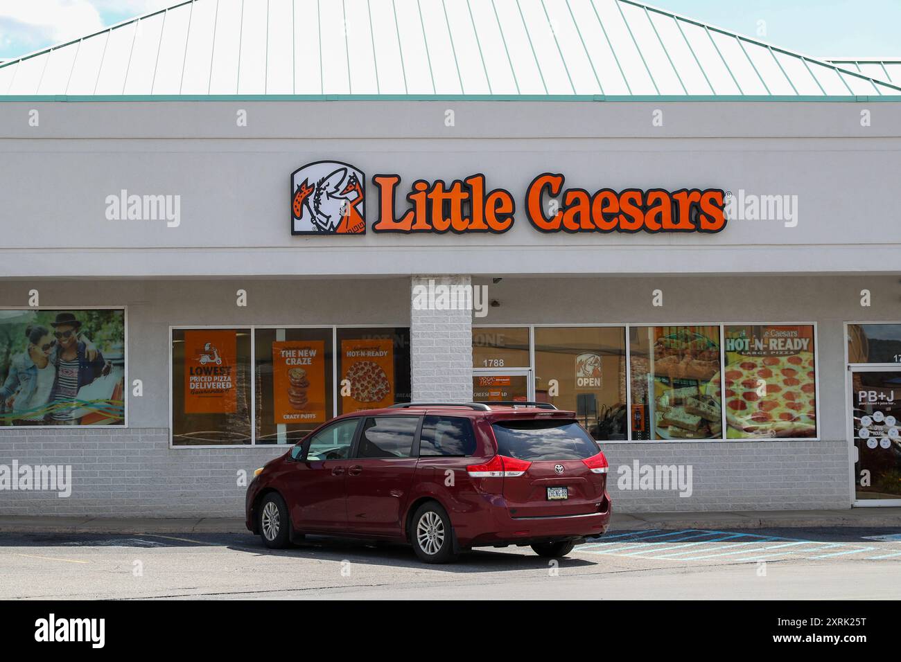 Williamsport, États-Unis. 10 août 2024. Une vue extérieure d'une petite pizzeria Caesars. Little Caesars est une chaîne multinationale américaine de pizzas dont le siège social est situé à Detroit, dans le Michigan. Crédit : SOPA images Limited/Alamy Live News Banque D'Images