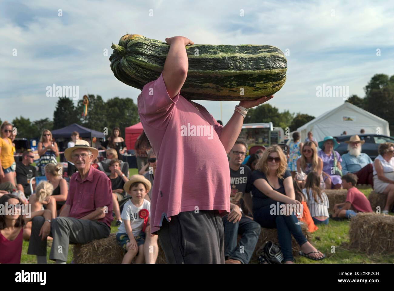 Village Show, concours de légumes maison le plus lourd au village fete 2010s UK. Cudham organise l'un des plus anciens spectacles et fêtes de village datant de l'époque victorienne, il a lieu chaque année le lundi de jour férié d'août. Cudham, Kent, Angleterre 28 août 2017 HOMER SYKES Banque D'Images