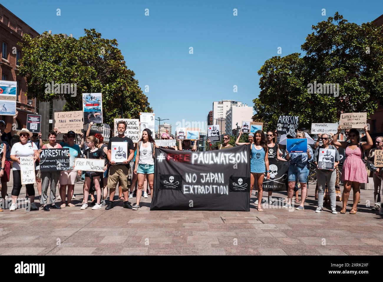 Photo de manifestants avec des pancartes et derrière la bannière, Free Paul Watson, No Japan extradition. Paul Watson, fondateur de l’ONG Sea Shepherd, est détenu depuis plus d’une quinzaine de jours dans les prisons danoises du Groenland à la demande du gouvernement japonais. Le Ministère danois de la justice doit se prononcer sur son extradition vers le Japon le 15 août. France, Toulouse le 10 août 2024. Photographie de Patricia Huchot-Boissier / Agence DyF. Banque D'Images