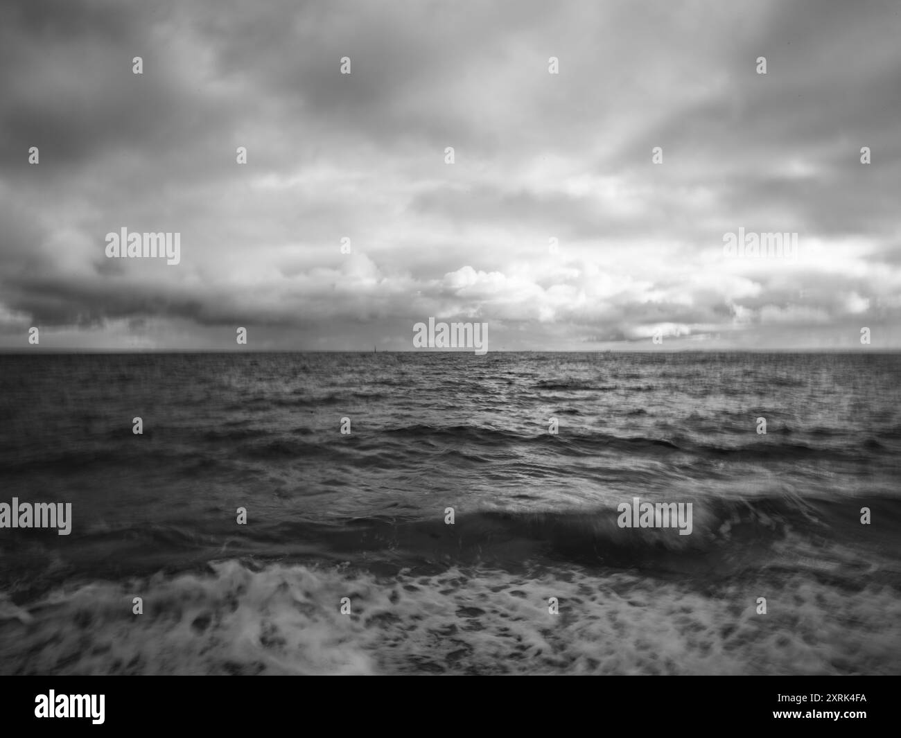 Photographie de paysage marin en noir et blanc Banque D'Images