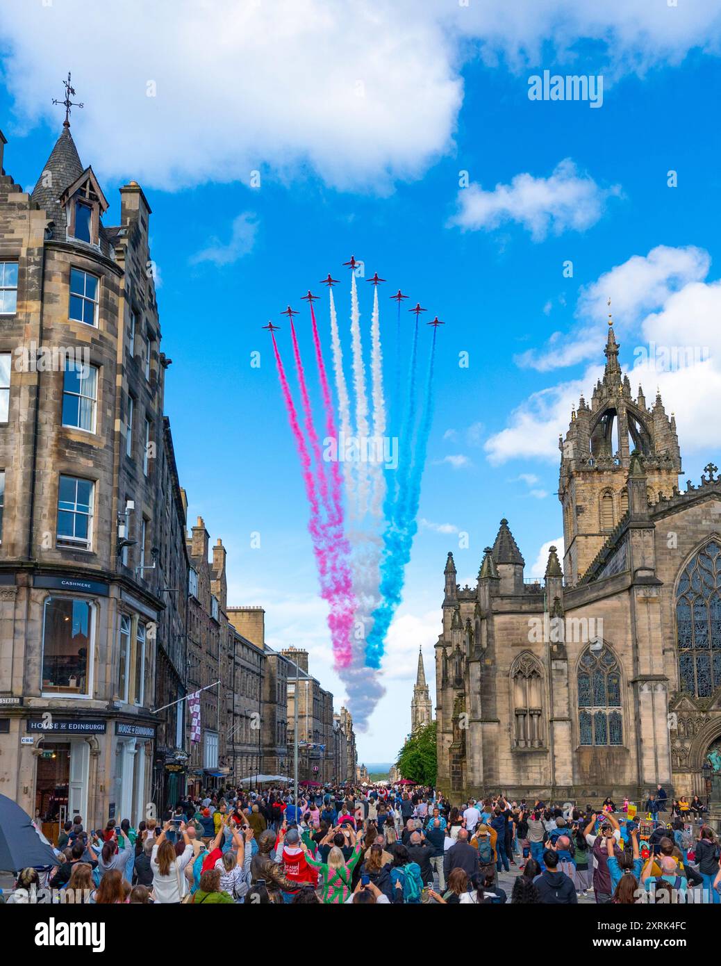 Édimbourg, Écosse, Royaume-Uni. 10 août 2024. Des flèches rouges flambent le long du Royal Mile à Édimbourg dans le cadre du Royal Edinburgh Military Tattoo 2024. Iain Masterton/ Alamy Live News Banque D'Images