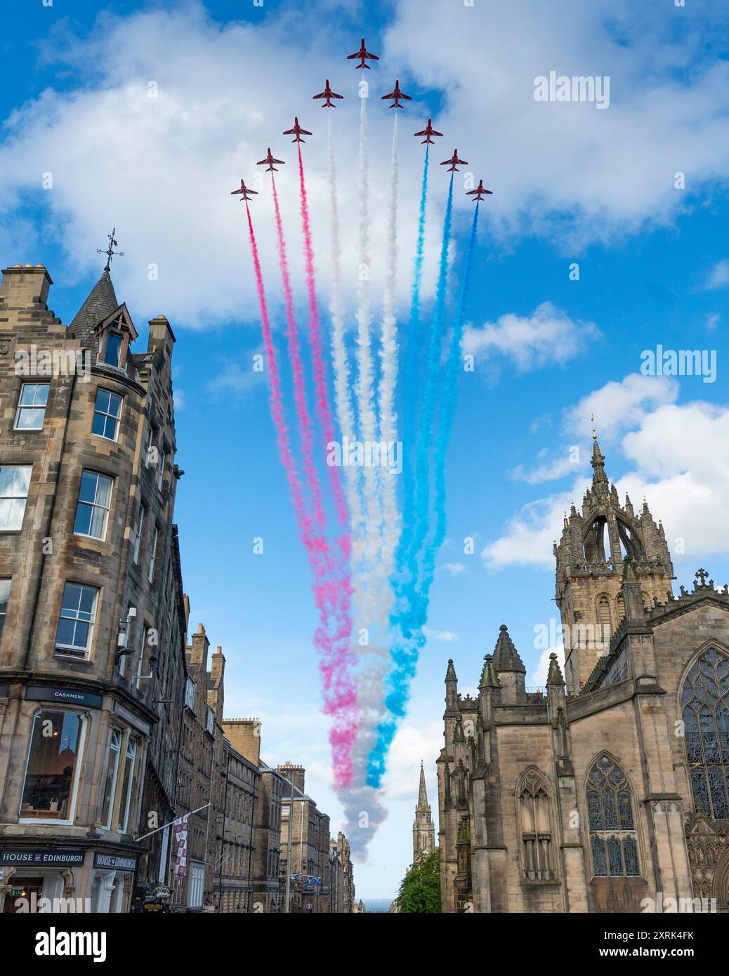 Édimbourg, Écosse, Royaume-Uni. 10 août 2024. Des flèches rouges flambent le long du Royal Mile à Édimbourg dans le cadre du Royal Edinburgh Military Tattoo 2024. Iain Masterton/ Alamy Live News Banque D'Images