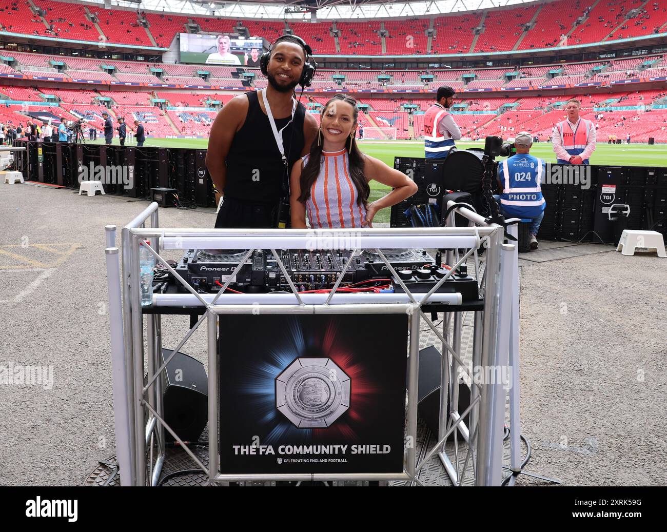 Londres, Royaume-Uni. 10 août 2024. LONDRES, ANGLETERRE - 10 AOÛT : l-R Miles Bruce-Jones et DJ Char Stape (Charlotte Stapleton) avant le coup d'envoi lors du FA Community Shield entre Manchester City et Manchester United au stade de Wembley le 10 août 2024 à Londres, en Angleterre. Crédit : action Foto Sport/Alamy Live News Banque D'Images