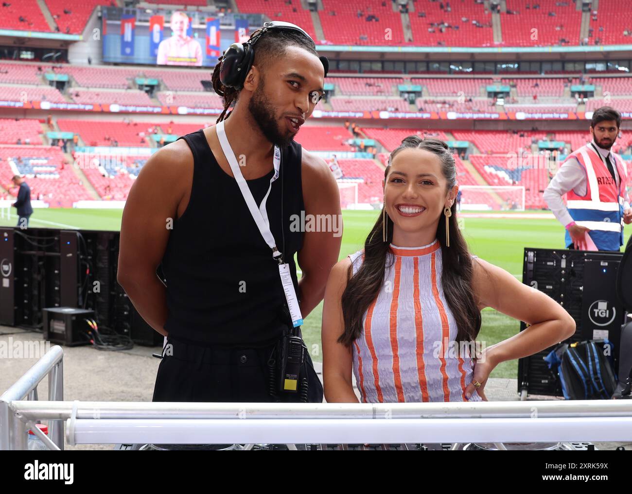 Londres, Royaume-Uni. 10 août 2024. LONDRES, ANGLETERRE - 10 AOÛT : l-R Miles Bruce-Jones et DJ Char Stape (Charlotte Stapleton) avant le coup d'envoi lors du FA Community Shield entre Manchester City et Manchester United au stade de Wembley le 10 août 2024 à Londres, en Angleterre. Crédit : action Foto Sport/Alamy Live News Banque D'Images