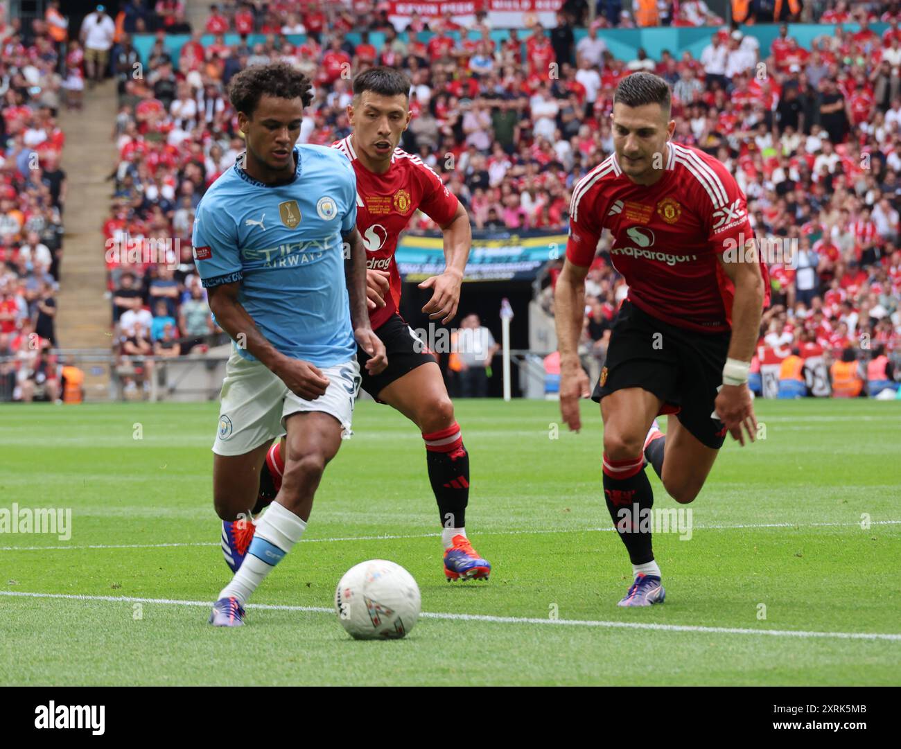 Londres, Royaume-Uni. 10 août 2024. LONDRES, ANGLETERRE - 10 AOÛT : l-R Oscar Bobb de Manchester City et Diogo Dalot de Manchester United en action lors du FA Community Shield entre Manchester City et Manchester United au stade de Wembley le 10 août 2024 à Londres, Angleterre. Crédit : action Foto Sport/Alamy Live News Banque D'Images