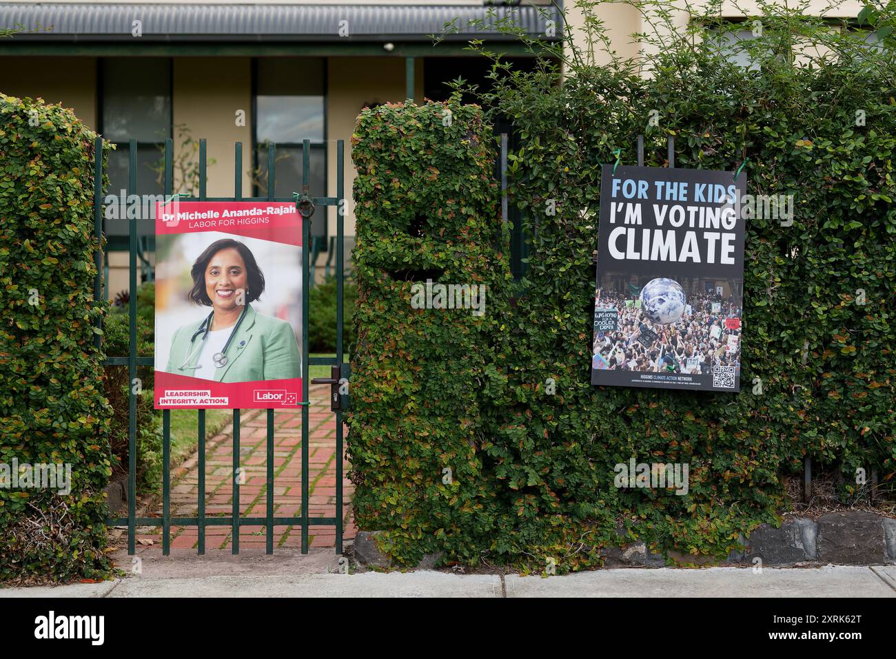 Corflute pour la candidate ALP Michelle Ananda-Rajah à côté d'un panneau je vote pour le climat, à l'extérieur d'une maison de banlieue, pendant la campagne électorale fédérale Banque D'Images