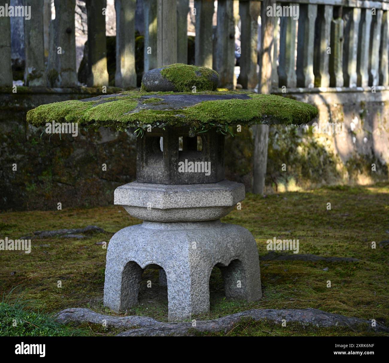 Landscape with scenic view of Kotoji-tōrō, a two-legged stone lantern the most well-known symbol of Kenroku-en garden in Kanazawa, Ishikawa Japan. Banque D'Images