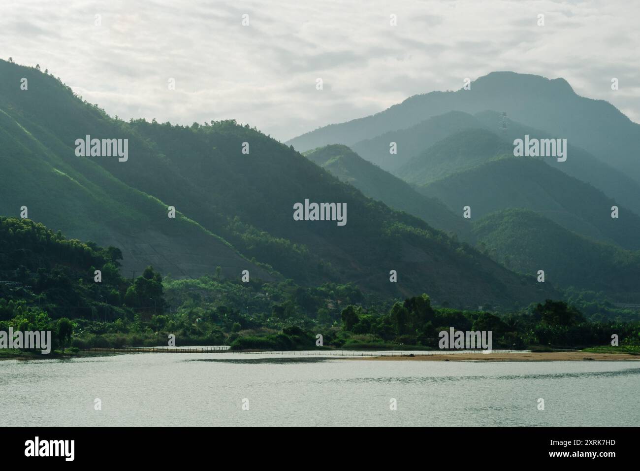 Rivière surface d'eau calme étonnantes grandes montagnes vertes. Nature beauté énergie harmonisation de l'âme Banque D'Images