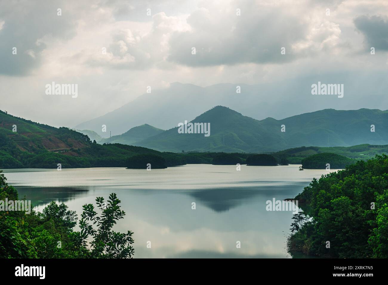 La surface de l'eau du lac reflète des montagnes verdoyantes. Nature beauté harmonisation énergétique de l'âme et du corps Banque D'Images