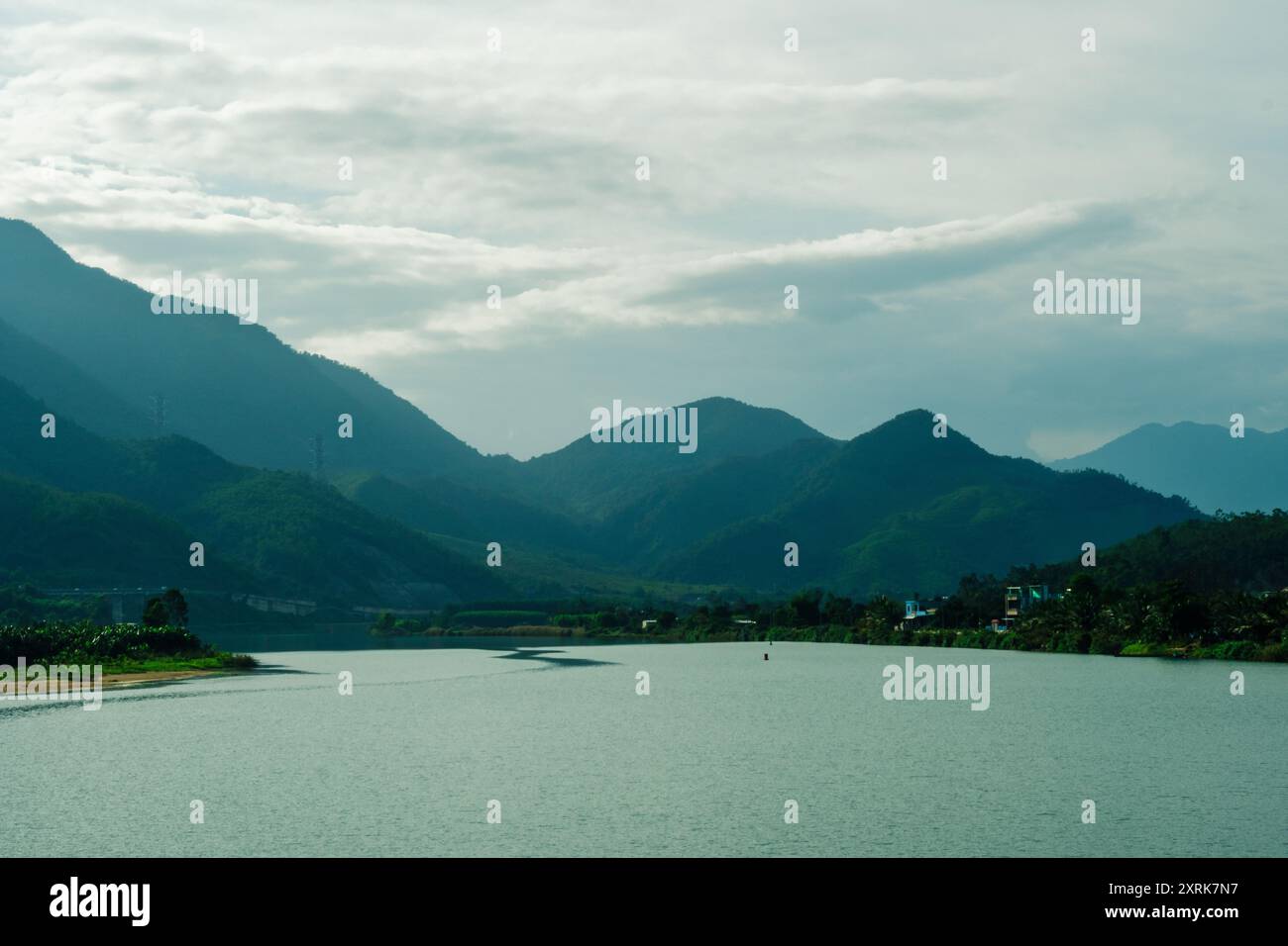 Rivière surface d'eau calme étonnantes grandes montagnes vertes. Nature beauté énergie harmonisation de l'âme Banque D'Images