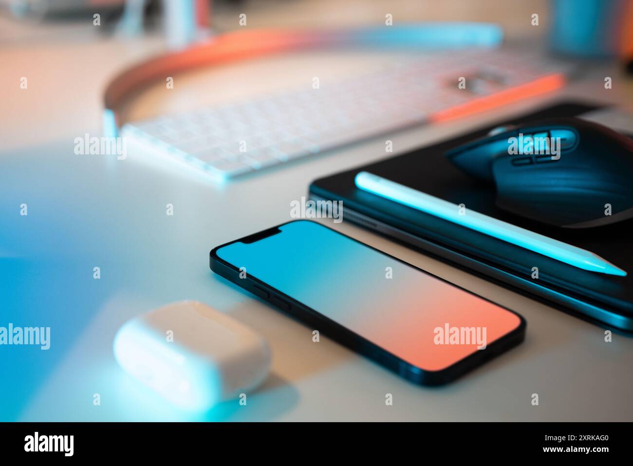 Équipement de studio de bureau à domicile. Tablette graphique et smartphone. Nettoyer l'écran de gradient. Banque D'Images