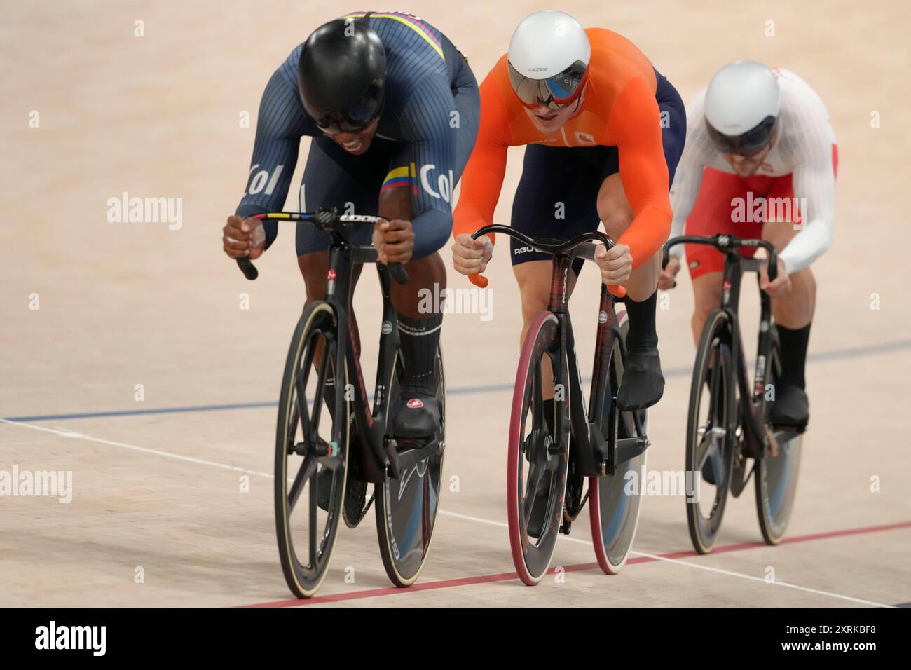 From left, Kevin Santiago Quintero Chavarro of Colombia, Jeffrey Hoogland of Netherlands and Mateusz Rudyk of Poland compete the men's keirin event, at the Summer Olympics, Sunday, Aug. 11, 2024, in Paris, France. (AP Photo/Thibault Camus) Banque D'Images