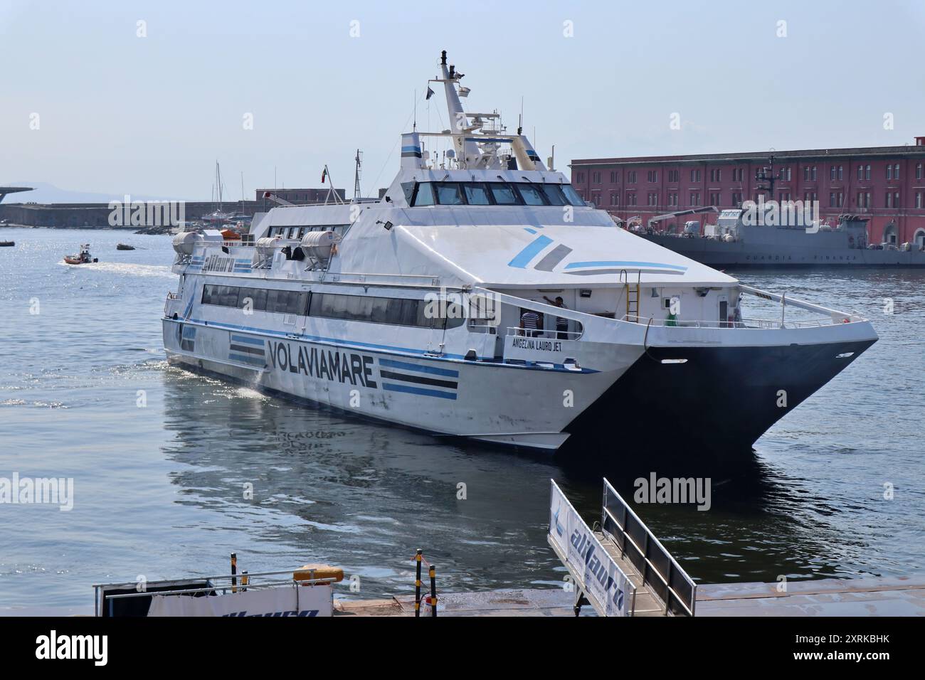 Napoli - Aliscafo Volaviamare in partenza dal Molo Beverello Banque D'Images