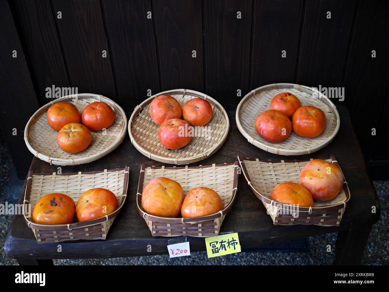 Kaki kaki japonais bio frais lors d'une exposition de fruits locale à Nara, Kansai Japon. Banque D'Images