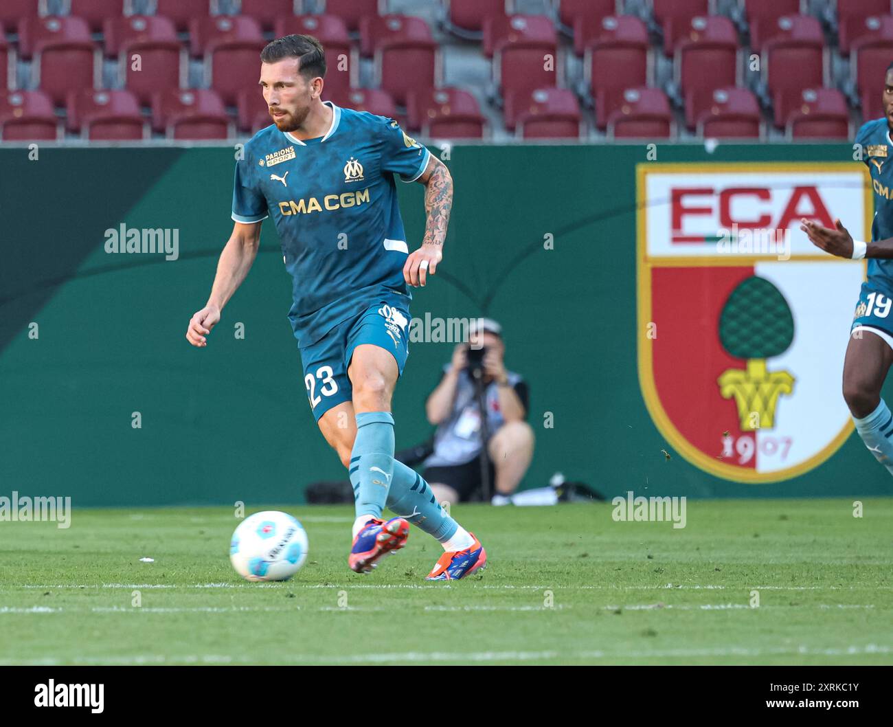 Pierre-Emile Højbjerg, Hojbjerg (Olympique Marseille #23) spielte Jan.-Juni 2015 für den FC Augsburg) spielt den Ball, FCA-logo im Hintergrund ; FC Augsburg v. Olympique Marseille, Testspiel Banque D'Images