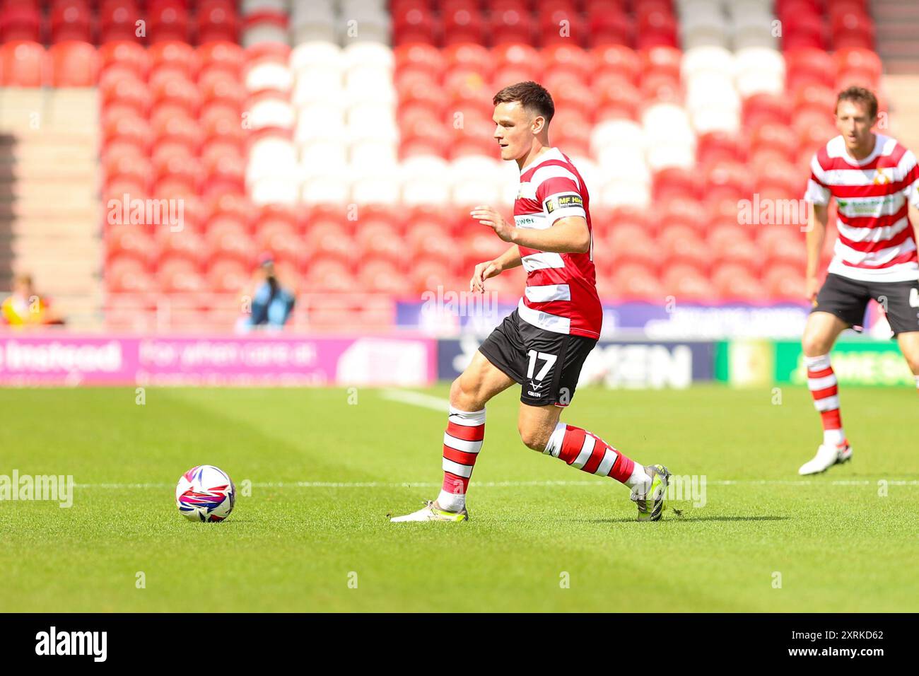 ECO - Power Stadium, Doncaster, Angleterre - 10 août 2024 Owen Bailey (17) de Doncaster Rovers passe la balle - pendant le match Doncaster Rovers v Accrington Stanley, Sky Bet League Two, 2024/25, Eco - Power Stadium, Doncaster, Angleterre - 10 août 2024 crédit : Mathew Marsden/WhiteRosePhotos/Alamy Live News Banque D'Images