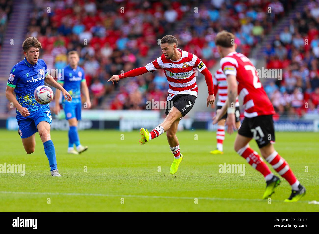 ECO - Power Stadium, Doncaster, Angleterre - 10 août 2024 Luke Molyneux (7) de Doncaster Rovers tire au but - pendant le match Doncaster Rovers v Accrington Stanley, Sky Bet League Two, 2024/25, Eco - Power Stadium, Doncaster, Angleterre - 10 août 2024 crédit : Mathew Marsden/WhiteRosePhotos/Alamy Live News Banque D'Images