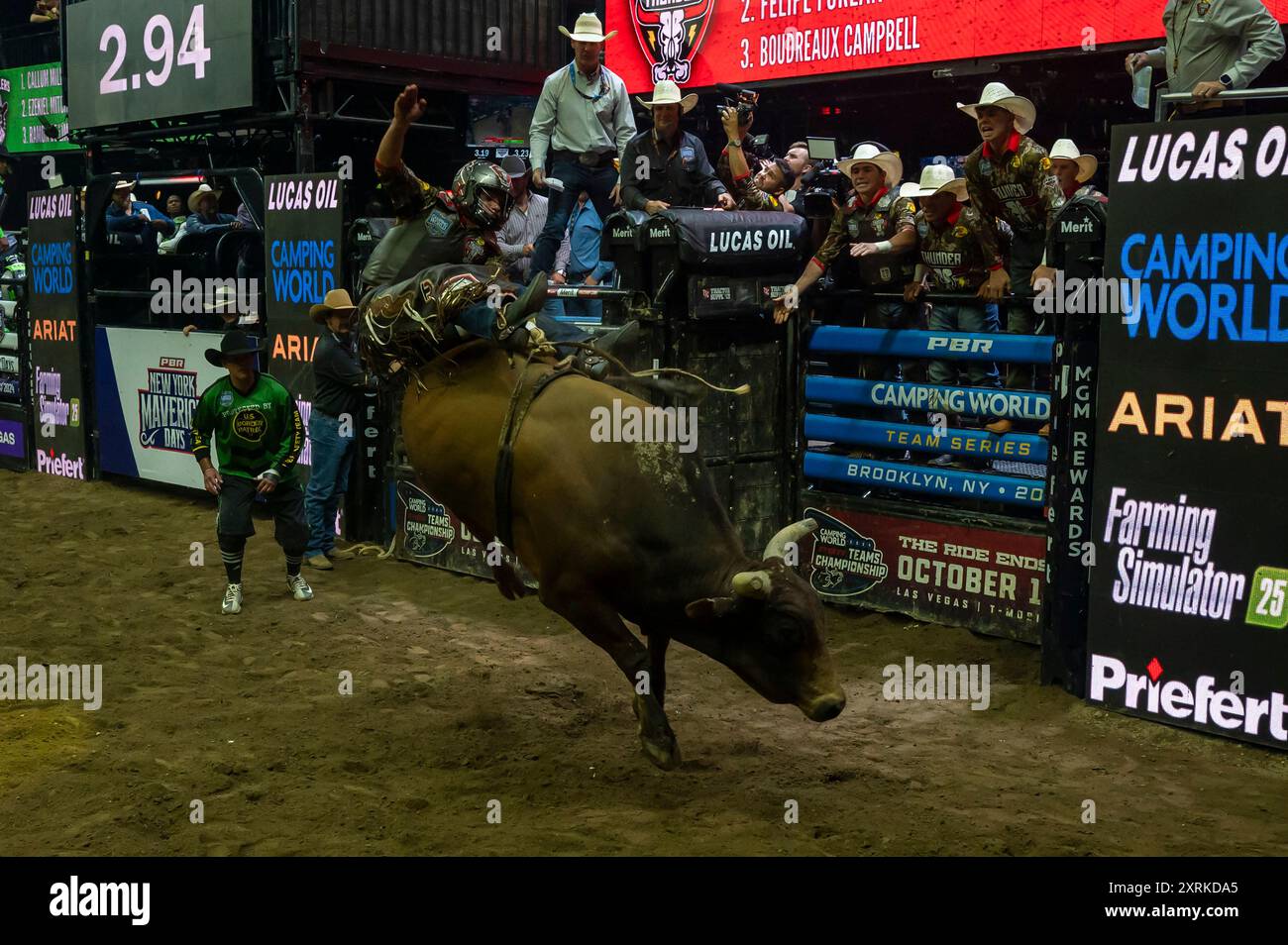 New York, New York, États-Unis. 10 août 2024. (SPT) New York Mavericks's PBR Camping World Team Series Homestand, Maverick Days. 10 août 2024, New York, New York, États-Unis : Felipe Furlan du Missouri Thunder monte Homeboy dans le match 3 lors de l'événement des Mavericks PBR Camping World Team Series Homestand, Maverick Days au Barclays Center le 10 août 2024 dans le quartier de Brooklyn à New York. (Crédit image : © Ron Adar/TheNEWS2 via ZUMA Press Wire) USAGE ÉDITORIAL SEULEMENT! Non destiné à UN USAGE commercial ! Banque D'Images