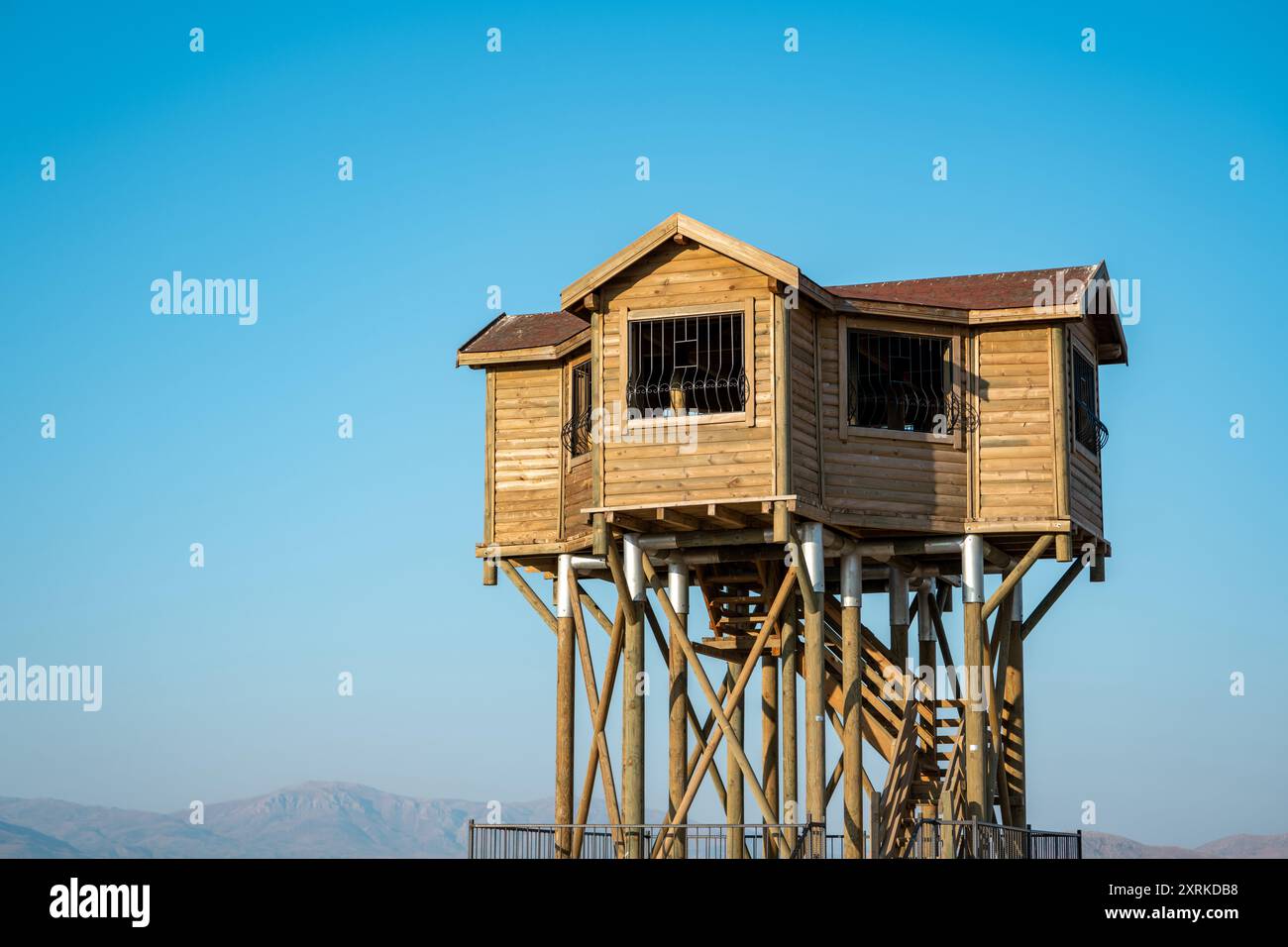 Tour d'observation des oiseaux dans une zone de ciel bleu au lac Yarisli à Burdur Turquie Banque D'Images
