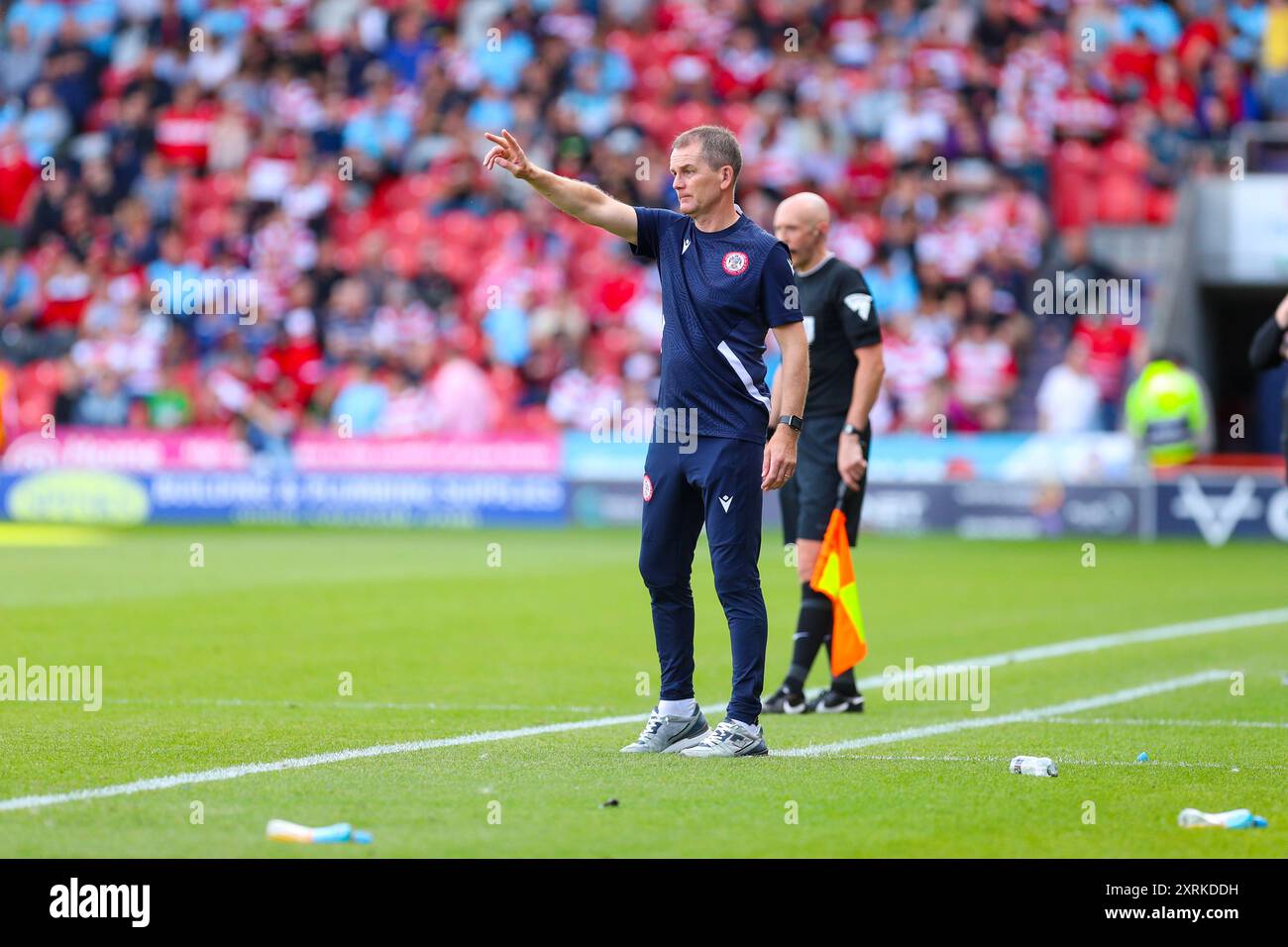 ECO - Power Stadium, Doncaster, Angleterre - 10 août 2024 John Doolan Manager of Accrington Stanley donne des instructions à son équipe - pendant le match Doncaster Rovers v Accrington Stanley, Sky Bet League Two, 2024/25, Eco - Power Stadium, Doncaster, Angleterre - 10 août 2024 crédit: Mathew Marsden/WhiteRosePhotos/Alamy Live News Banque D'Images