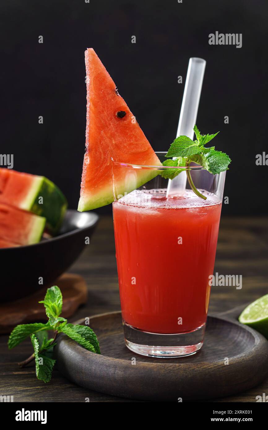 Jus de pastèque avec de la glace et de la menthe sur fond sombre. Banque D'Images