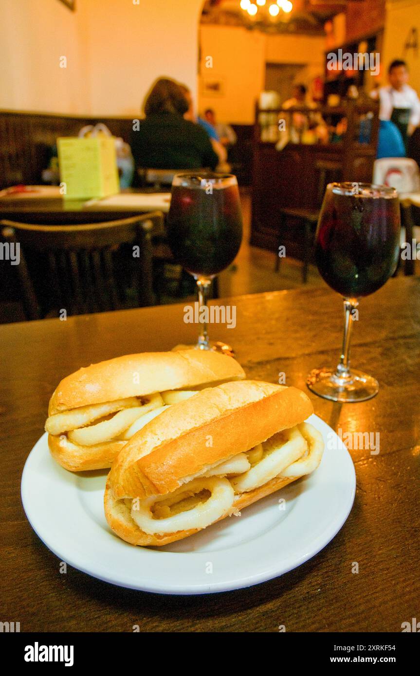 Calmars frits sandwiches avec de la sangria. Madrid, Espagne. Banque D'Images