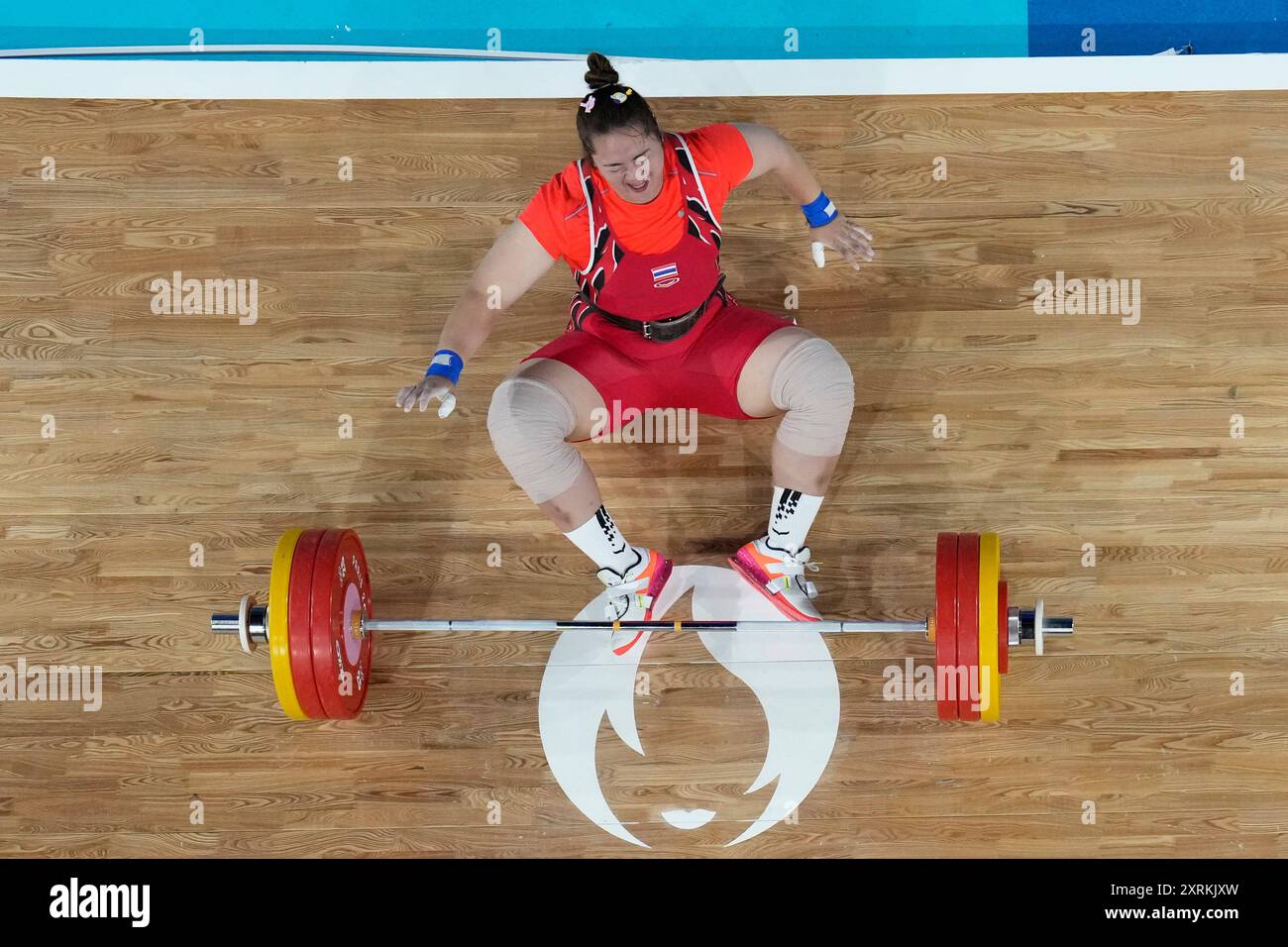 Duangaksorn Chaidee of Thailand reacts after a failed lift during the women's +81kg weightlifting event at the 2024 Summer Olympics, Sunday, Aug. 11, 2024, in Paris, France. (AP Photo/Dita Alangkara,Pool) Banque D'Images