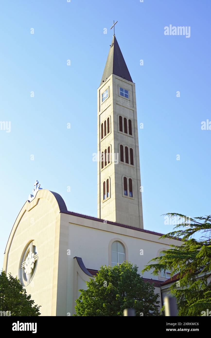 Église de la paix avec clocher au monastère franciscain de Pierre et Paul à Mostar, Bosnie-Herzégovine. Banque D'Images