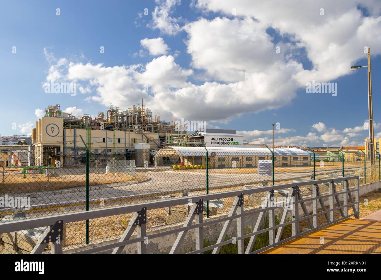 Usine industrielle produisant de l'hydrogène vert sous un ciel nuageux Banque D'Images