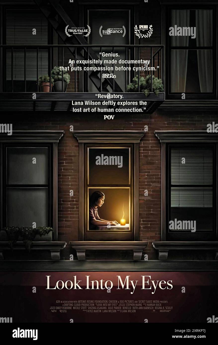 Look into My Eyes (2024) réalisé par Lana Wilson. Un documentaire à travers une série de séances intimes avec des médiums et leurs clients. Affiche US One Sheet ***USAGE ÉDITORIAL SEULEMENT***. Crédit : BFA / Dogwoof Banque D'Images