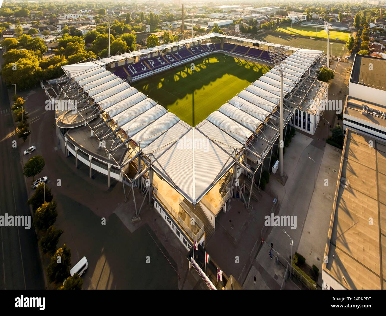 Vue aérienne du stade Susza Ferenc dans le quartier Ujpest, Budapest, Hongrie. C'est la maison du club de football Ujpest ce que les couleurs sont violettes et Banque D'Images