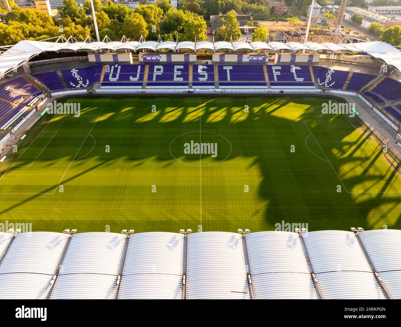 Vue aérienne du stade Susza Ferenc dans le quartier Ujpest, Budapest, Hongrie. C'est la maison du club de football Ujpest ce que les couleurs sont violettes et Banque D'Images