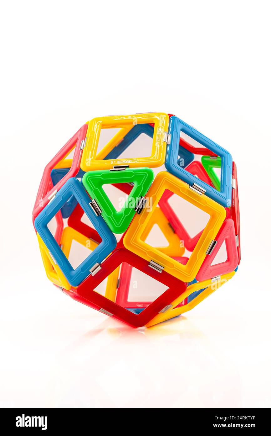 Modèle tridimensionnel d'une sphère de carrés et de triangles modulaires colorés. Banque D'Images