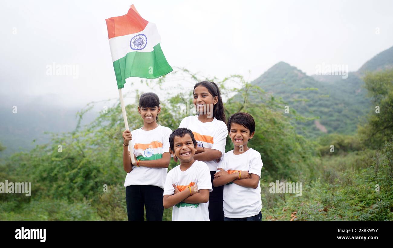 Groupe d'indiens heureux portant une robe blanche traditionnelle tenant le drapeau indien célébrant le jour de l'indépendance ou le jour de la République. Har Ghar Tiranga Banque D'Images