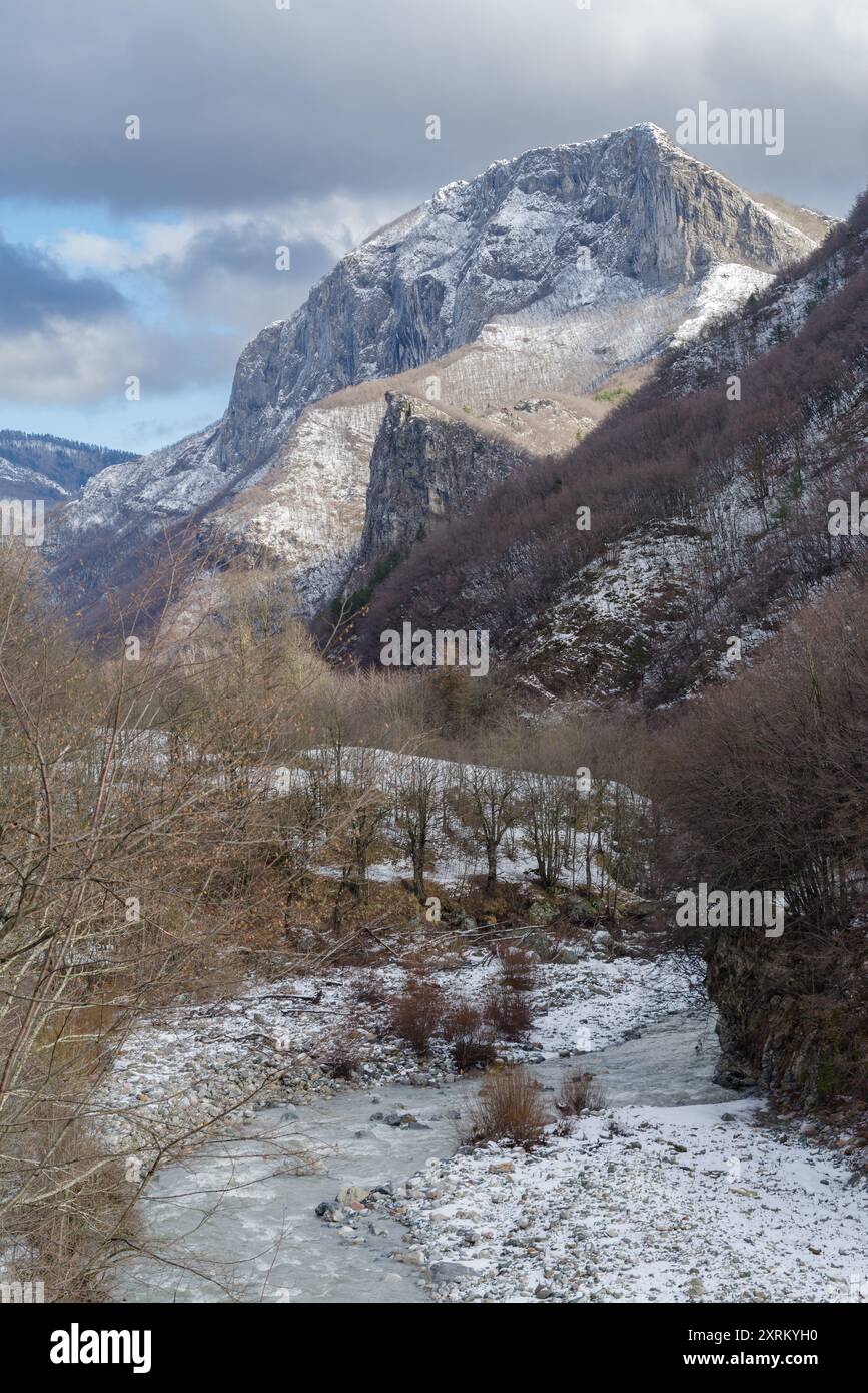 Rivière Tanaro dans les Alpes ligures, près de la frontière avec la France, et est l'affluent le plus important du Pô, région du Piémont, Cuneo, Italie Banque D'Images