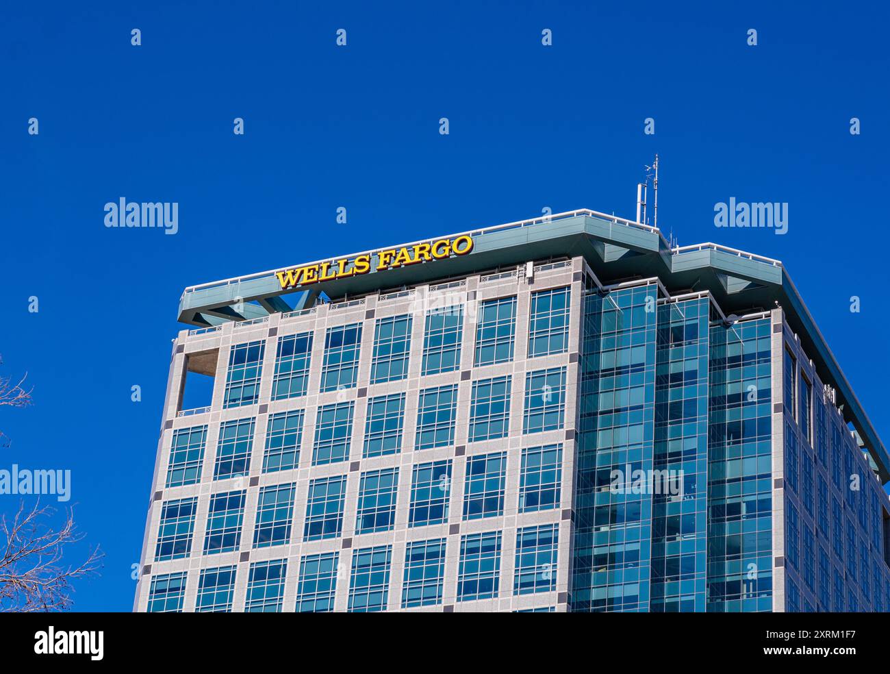 Salt Lake City, UT, États-Unis-17 mars 2024 : Wells Fargo Bank signe sur le bâtiment. Banque D'Images