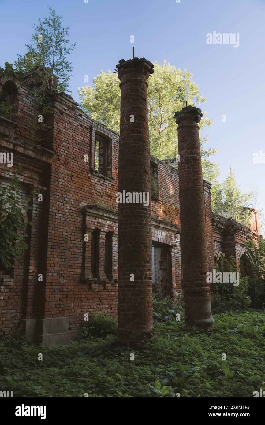 Les colonnes de l'écurie de briques rouges détruite. bâtiments du xixe siècle. Banque D'Images