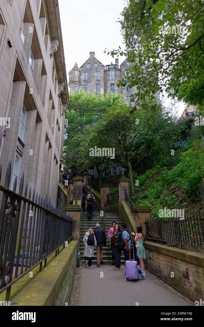 Les gens montent un escalier dans une rue étroite d'Édimbourg, célèbre pour sa nature vallonnée, capitale de l'Écosse, 10 août 2024 Banque D'Images
