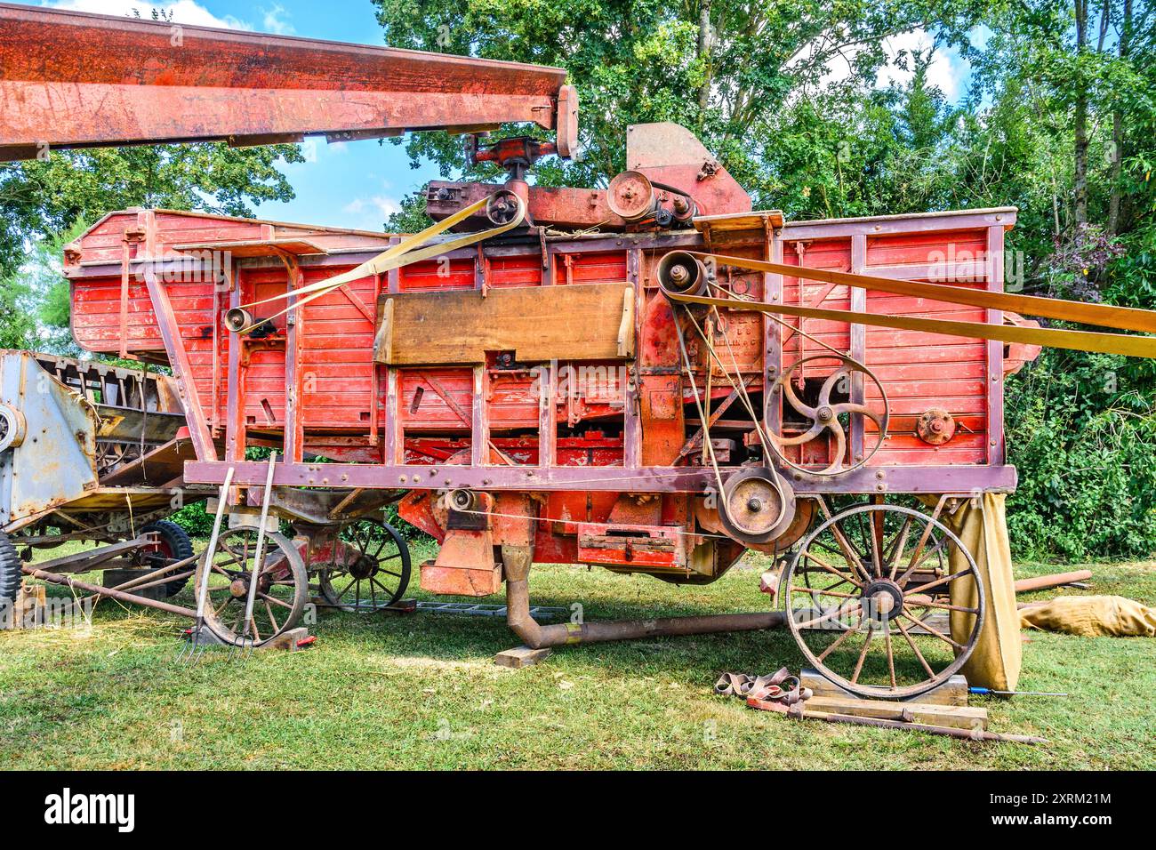 Vieille machine de battage traditionnelle ou «batteuse» à la foire du pays - centre de la France. Banque D'Images